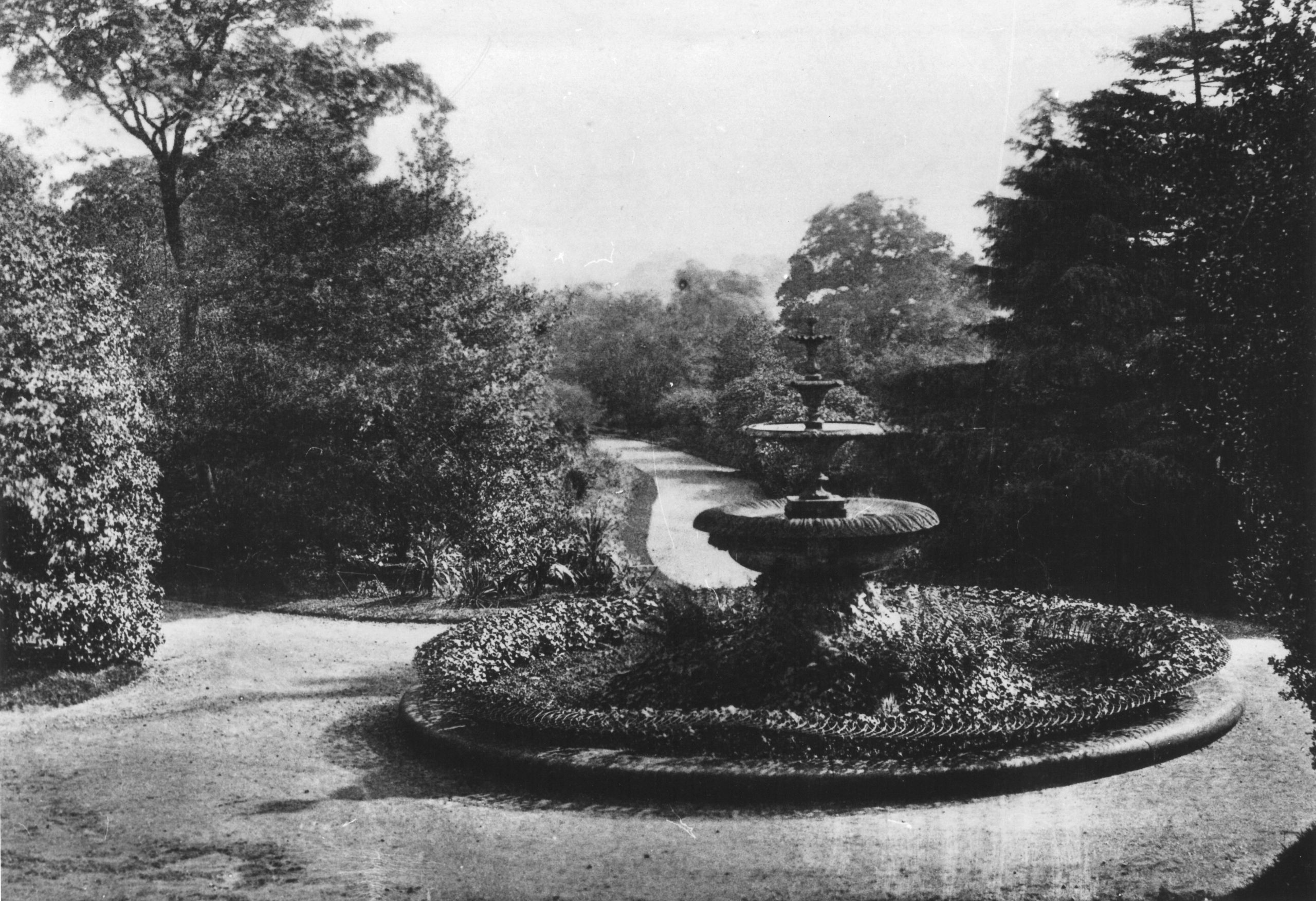 a black and white photograph of the fountain from 1900